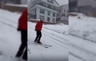 Bursa’da yağan karı fırsat bilen vatandaş şehir merkezinde kayak yaptı