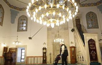 Büyükşehir ekiplerinin camilerde temizlik çalışmaları sürüyor