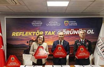 Büyükşehir iş birliğinde, çiftçilere reflektör dağıtımı için protokol imza töreni düzenlendi