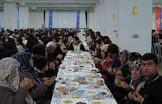 Büyükşehir’in iftar sofrasında oruçlar dualarla açıldı