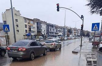 Cadde göle döndü, sürücüler zor anlar yaşadı
