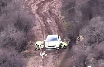 Çamura saplanan sürücünün imdadına polisler yetişti