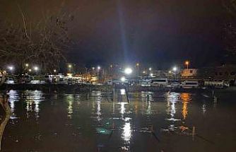 Çanakkale’de çay taştı: Otopark sular altında kaldı