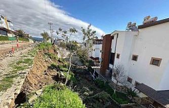 Çanakkale’de yağışlar sebebiyle bir sitenin istinat duvarı çöktü