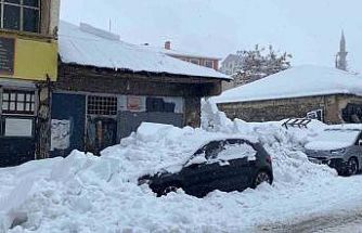 Çatıdan düşen kar kütlesi araca zarar verdi