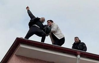 Çatıdan düşmek üzereyken son anda emniyet müdürü kurtardı