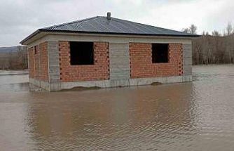 Çekerek ırmağı taştı; yollar ve tarlalar sular altında kaldı