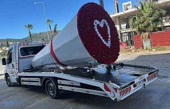 Çekicinin vincini 777 gülle donatıp eşine sürpriz yaptı