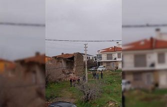 Çeşme’de sağanak yağış ve fırtına günlük yaşamı zorlaştırdı