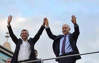 CHP Genel Başkanı Özel: "Tutuksuz ve adil bir yargılama sürecinin yaşanmasını bekliyoruz"