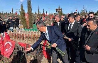 CHP Genel Başkanı Özgür Özel deprem şehitliğini ziyaret etti