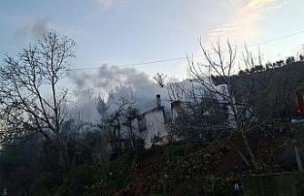 Çıkan yangında ev küle döndü