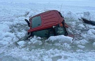 Çıldır Gölü yüzeyindeki buz kırıldı, traktör sulara gömüldü