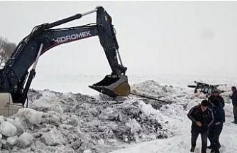 Çıldır Gölü’ne gömülen iş makinası çıkarıldı
