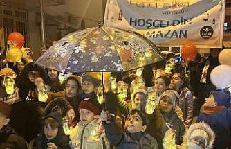 Çocuklar ellerinde fenerle ilk teravih namazı heyecanına ortak oldu