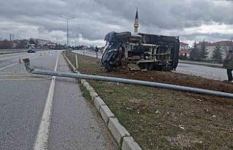 Çorum’da devrilen kamyonetteki 3 kişi küçük sıyrıklarla kurtuldu