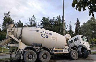 Çukura düşen beton mikseri devrilmeye ramak kala durdu