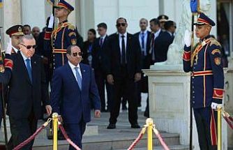 Cumhurbaşkanı Erdoğan, Mısır’da resmi törenle karşılandı