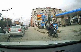 Cumhuriyet Bulvarı’nda motosikletli kuryeden ters yön ihlali