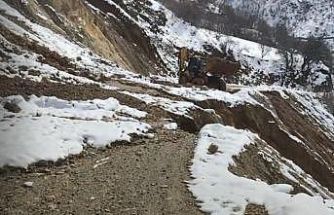Çüngüş’te heyelan sonucu kapanan yol ulaşıma açıldı