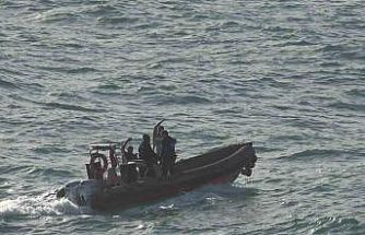 Dalgalarla boğuşan 2 kişiyi deniz polisi kurtardı