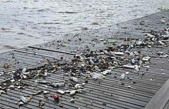 Dalgalarla sürüklenen plastik atıklar sahile vurdu