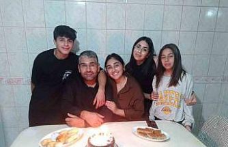 Depremde tüm ailesini kaybeden baba, 04.17’de mezar başında gözyaşlarına boğuldu