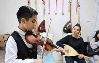 Depremden sonra müziğe sarılan anne çocuklarıyla üç enstrüman çalıyor