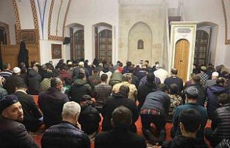 Depremin ardından Habibi Necar Camii’nde ilk teravihi kılındı