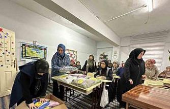 Depremzede çocuklara atkı ve bere ördüler