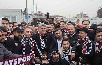 Depremzede çocukların yüzü Beşiktaş’ın hediyeleriyle güldü