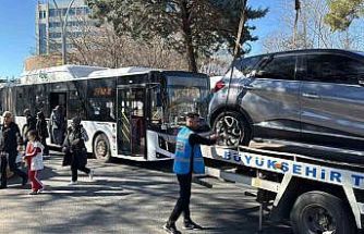 Diyarbakır’da durak önlerine park eden araçlar çekildi