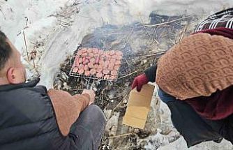 Donan Nazik Gölü üzerinde sucuk ekmek keyfi