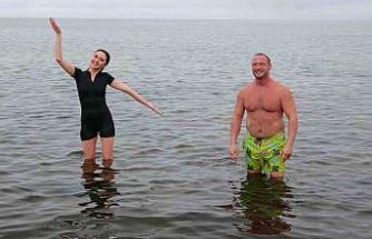 Dondurucu soğukta Van Gölü’nde yüzdüler