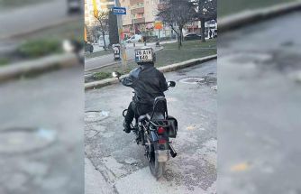 Düşen plakasını kaskına bantlayıp yoluna devam ettim