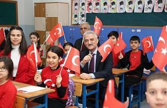 Düzce’de öğrenciler ikinci döneme Türk bayraklarıyla başladı