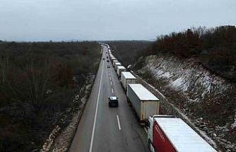 Edirne’de dondurucu soğukta kilometrelerce tır kuyruğu