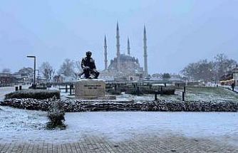Edirne’de kar yağışı etkili oluyor