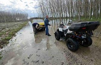 Edirne’de taşkın suları bedava yıkamaya dönüştü: Taşkını fırsata çevirdiler