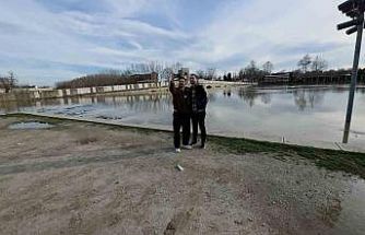 Edirneliler taşkın riski bulunan nehir kenarına akın etti