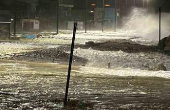 Edremit’te fırtınada deniz ve kara adeta birleşti