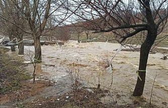Ekinözü Belediyesi’nin yaptığı yol ilk yağmurda taşkın altında kaldı