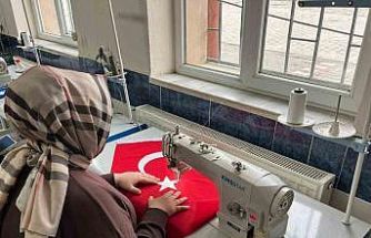 El emeği göz nuru Türk bayrakları ilmek ilmek işlendi