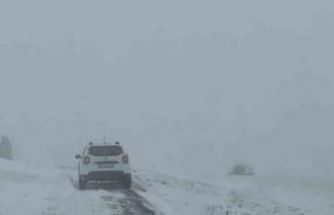 Elazığ’da kar yağışında mahsur kalan araç kurtarıldı