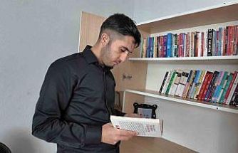 Erciş’te engelli genç kitap yazarak hayata tutundu