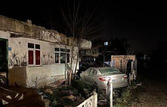 Ergene’de otomobil evin bahçesine daldı