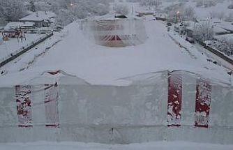 Erzincan’da kardan halı sahanın brandası çöktü