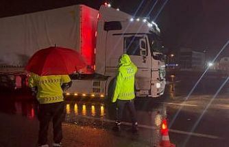 Erzincan’da sağanak, kar ve sis ulaşımı durdurdu