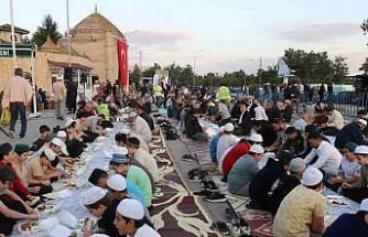 Erzincan’da Vakıflardan Terzibaba Sofrasında Ramazan iftarı
