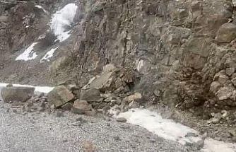 Erzincan’daki 4,9’luk depremin merkez üssünden yeni görüntüler: Kaya parçaları yola böyle düştü